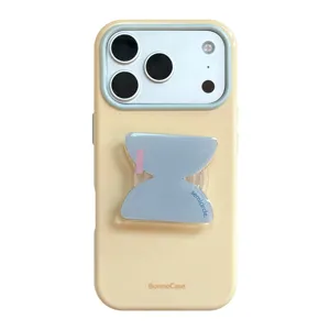 Coque iPhone jaune crème avec cadre de caméra bleu et support géométrique en forme de papillon