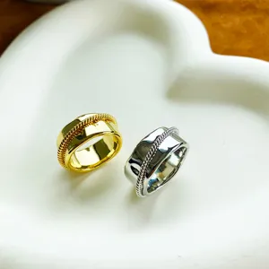 Detaillierte Ansicht klobiger Gold- und Silberringe mit gedrehtem Seilakzent-Detail