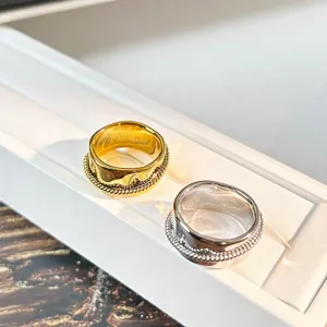 Detaillierte Ansicht von klobigen Designer-Ringen in Gold und Silber mit Flechttextur