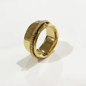 Detailansicht eines modischen klobigen vergoldeten Rings mit texturiertem Seildesign.