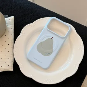 Gros plan d'une coque iPhone magnétique bleu clair avec poire et texte d'été.