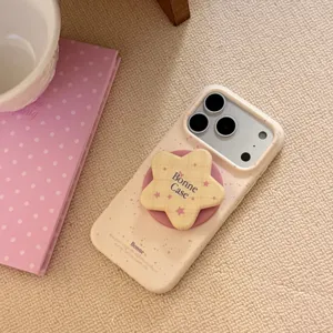 Gros plan détaillé d'une coque iPhone crème avec un support de téléphone en forme d'étoile
