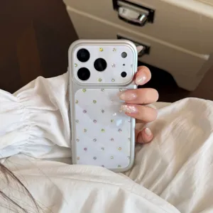 Gros plan détaillé de la coque iPhone argentée avec des pois en strass colorés