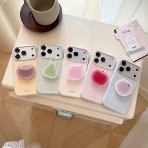 Détail de coques iPhone colorées avec supports en forme de fruits pastel