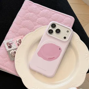 Détail d'une coque iPhone rose clair avec un motif de citron mignon sur une assiette blanche.