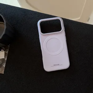 Vue macro détaillée d'une coque iPhone mate lavande avec anneau MagSafe et texture fine