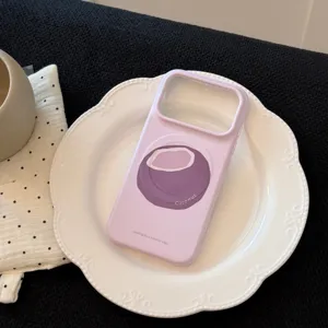 Vue détaillée d'une coque iPhone lilas avec imprimé noix de coco et texte d'ambiance d'été