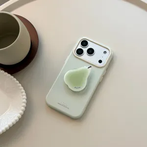 Détail d'une coque iPhone vert clair avec un joli support de préhension en forme de poire.
