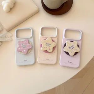 Vue détaillée de trois coques iPhone pastel avec étoile à carreaux de style coréen