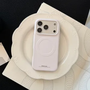 Détail d'une coque de téléphone blanc mat compatible MagSafe sur une assiette vintage