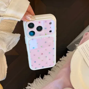Vue rapprochée d'une coque iPhone rose élégante avec des pois en strass colorés