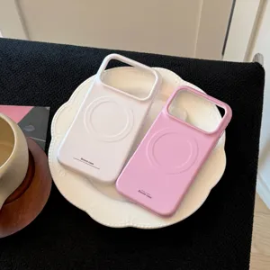 Vue détaillée des coques de téléphone MagSafe en silicone mat en rose et blanc élégant