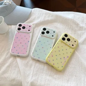 Détail des coques iPhone à pois en strass colorés en rose, vert menthe et jaune vif.