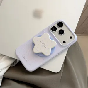 Détail de la coque iPhone violette avec support en forme d'étoile et motif mignon.