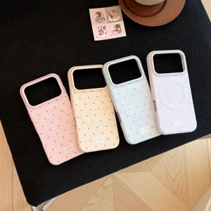 Vue détaillée de quatre coques de téléphone magnétiques à pois mats de style coréen