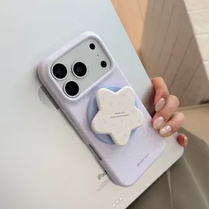Détail de la coque magnétique violette avec motif d'étoiles et support en étoile