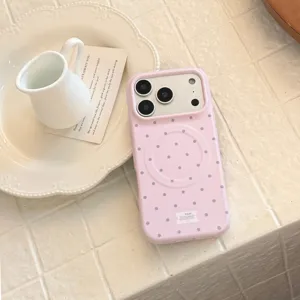 Gros plan d'une coque MagSafe rose à pois pour iPhone avec finition mate