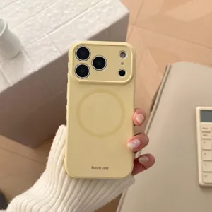 Custodia per telefono MagSafe giallo crema con logo Bonne Case su sfondo minimalista.
