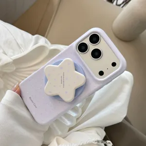 Vue détaillée de la coque iPhone violette avec un support étoile mignon et le logo Bonne Case.