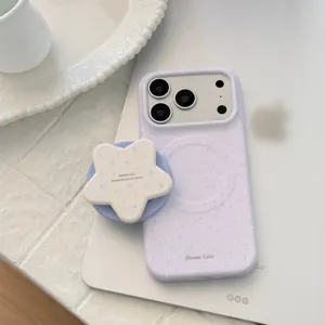 Gros plan d'une coque de téléphone mouchetée lavande avec un support en étoile