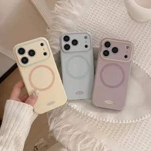 Vue détaillée de trois coques MagSafe pastel en coloris crème, menthe et violet