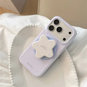 Vue détaillée de la coque iPhone violet clair avec support étoile et texte doux