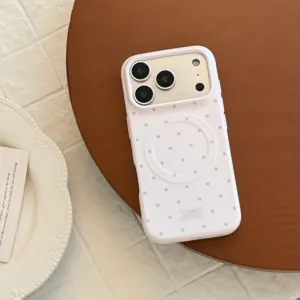 Gros plan d'une coque iPhone violet clair à pois gris avec anneau magnétique MagSafe