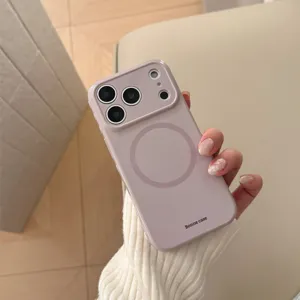 Dettaglio di una custodia per telefono magnetica lilla minimalista con testo Bonne case.