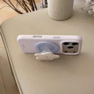 Gros plan d'une coque iPhone magnétique violette avec support télescopique en étoile