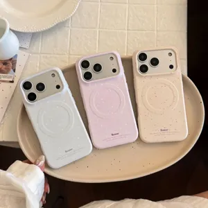 Gros plan sur des coques iPhone en film souple à motifs d'encre avec MagSafe
