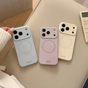 Vista di tre custodie magnetiche opache per iPhone nei colori grigio, rosa e crema