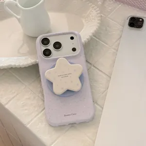 Détail de la coque iPhone violette avec un support magnétique pliant en forme d'étoile