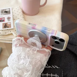 Gros plan d'une coque iPhone à carreaux pastel avec support magnétique argenté