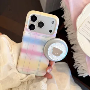 Vue détaillée d'une coque iPhone à carreaux pastel avec support ours magnétique.