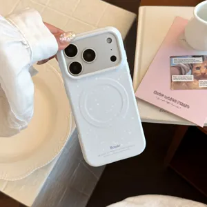 Gros plan sur la coque magnétique blanche tachetée pour iPhone avec texte minimaliste