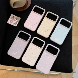 Assortiment de coques iPhone à pois pastel avec anneaux MagSafe sur tissu noir