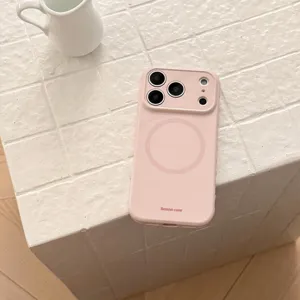 Vista dettagliata di una custodia MagSafe rosa con logo Bonne Case su piastrelle