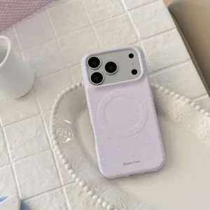 Coque iPhone violette avec cercle MagSafe et détail de texture mouchetée.