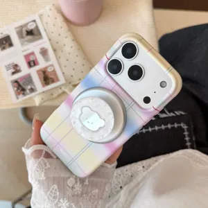 Détail d'une coque iPhone à carreaux arc-en-ciel avec support magnétique ours nacré