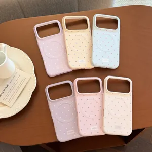 Vue détaillée de coques MagSafe à pois colorés pour iPhone dans des tons pastel doux
