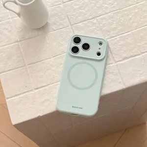 Dettaglio della custodia magnetica verde menta per iPhone con anello Magsafe su piastrelle