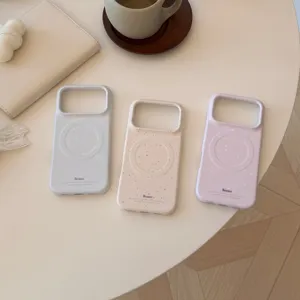 Vue détaillée de trois coques iPhone magnétiques minimalistes avec motifs d'éclaboussures.