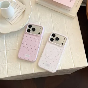 Vue détaillée des coques de téléphone coréennes à pois mats avec MagSafe pour iPhone.