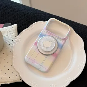 Détail d'une coque iPhone à carreaux pastel avec un support magnétique ours mignon.