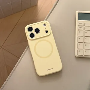 Dettaglio della custodia magnetica gialla per iPhone con protezione lenti e anello MagSafe.