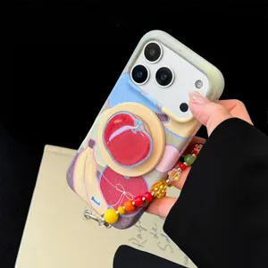 Detail van kleurrijke zomerse graffiti iPhone-hoes met appelstandaard en kralenketting