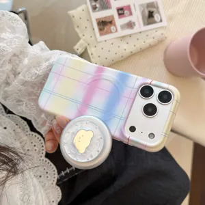 Vue détaillée de la coque iPhone pastel avec support de téléphone magnétique ours