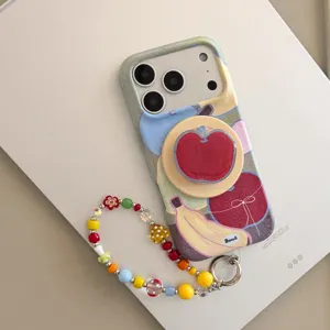 Detailweergave van iPhone-hoesje met fruitdoodle, kleurrijke kralenketting en grip