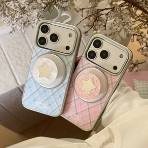 Détail de coques iPhone à carreaux rose et bleu avec supports magnétiques en nacre étoile.