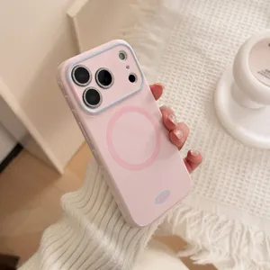 Coque MagSafe rose avec lunette de caméra bleue contrastée et finition mate douce.